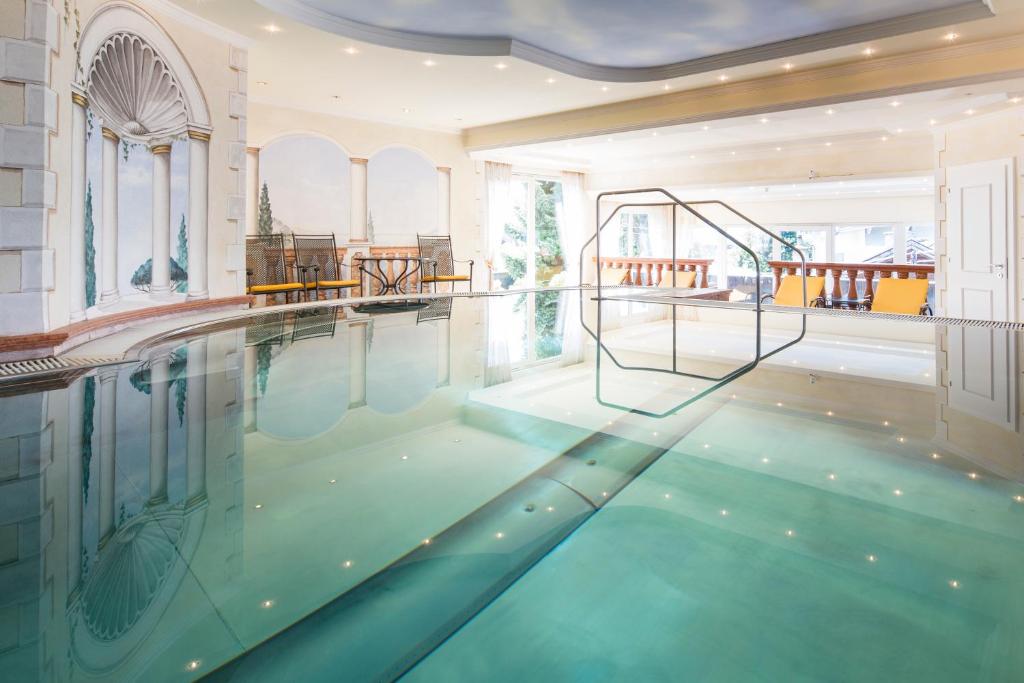 Bazén v ubytování Hotel Jenbacherhof B&B nebo v jeho okolí