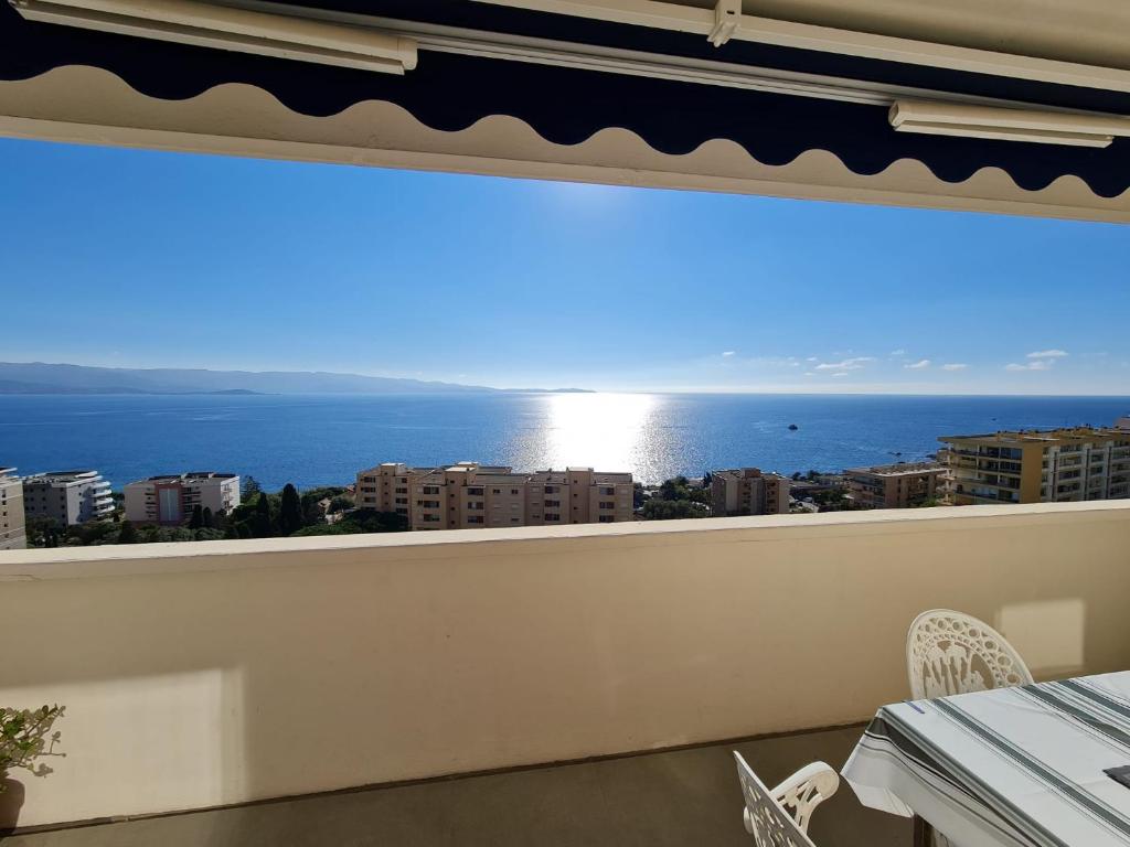 uma grande janela com vista para o oceano em Magnifique appartement vue mer, spacieux et traversant em Ajaccio