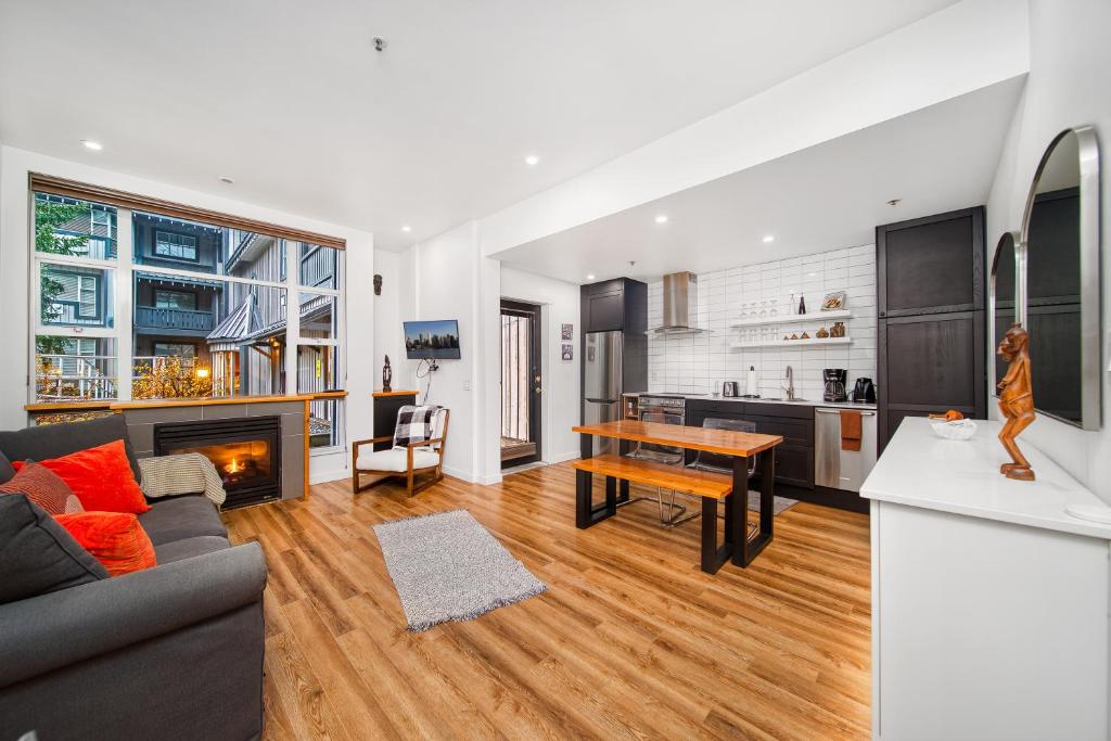 Luxury and Modern Studio at Blackcomb base - Housity