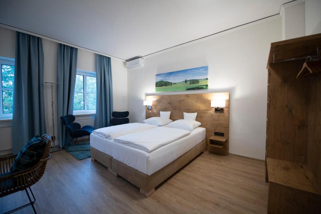 Postel nebo postele na pokoji v ubytování Landhotel Kauzenberg