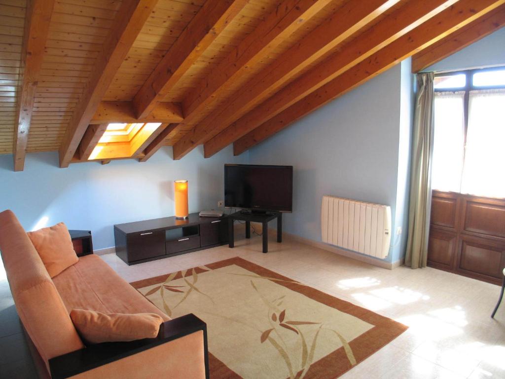 A television and/or entertainment centre at Apartamentos Las Rosas