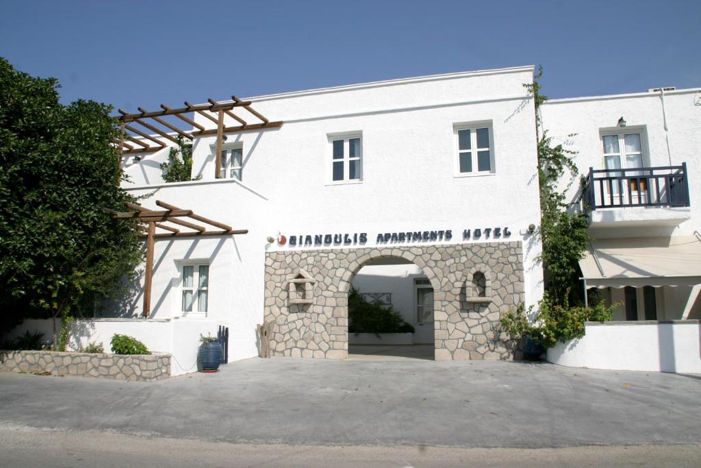 Biały budynek z łukiem przed nim w obiekcie Giannoulis Hotel w mieście Adamas