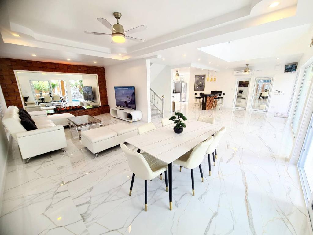 Posezení v ubytování IZZYLAND Luxury Pool Villa Pattaya Walking Street 5 Bedrooms