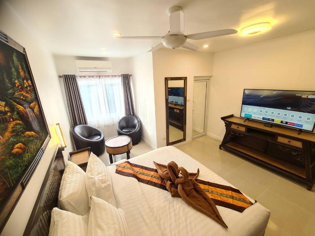 TV a/nebo společenská místnost v ubytování IZZYLAND Luxury Pool Villa Pattaya Walking Street 5 Bedrooms