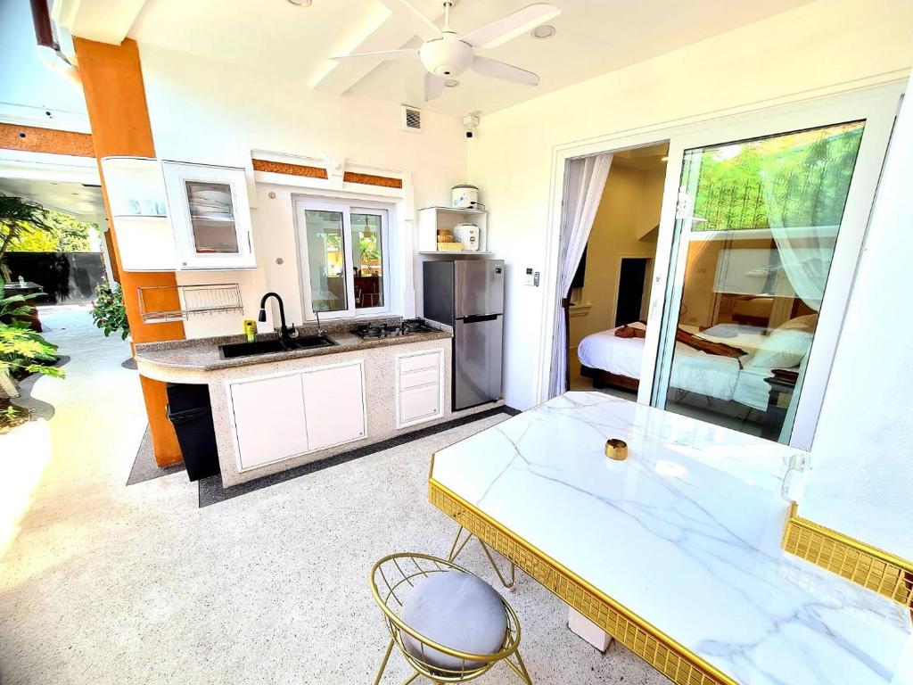Kuchyň nebo kuchyňský kout v ubytování IZZYLAND Luxury Pool Villa Pattaya Walking Street 5 Bedrooms