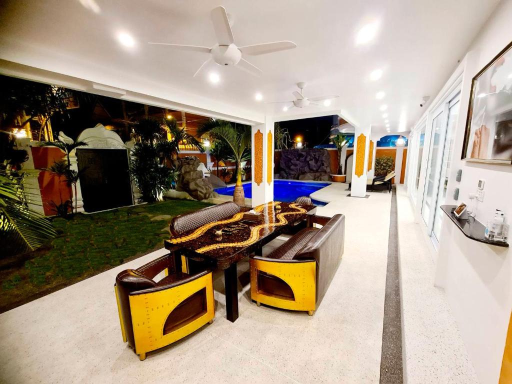 Posezení v ubytování IZZYLAND Luxury Pool Villa Pattaya Walking Street 5 Bedrooms