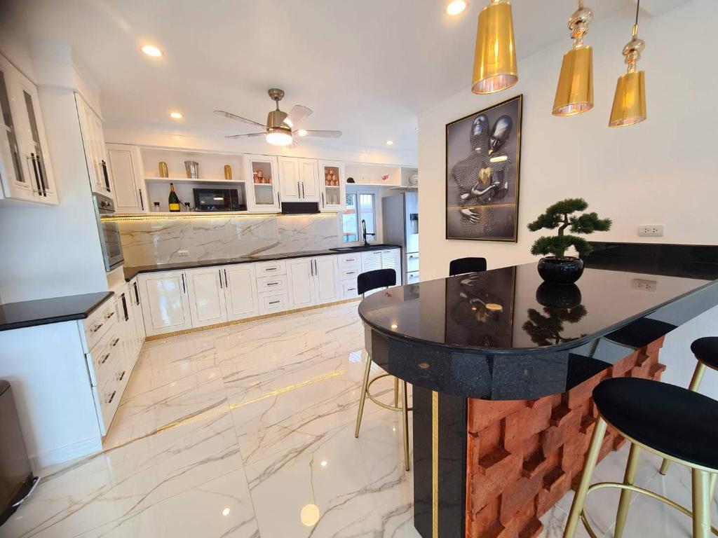 Kuchyň nebo kuchyňský kout v ubytování IZZYLAND Luxury Pool Villa Pattaya Walking Street 5 Bedrooms