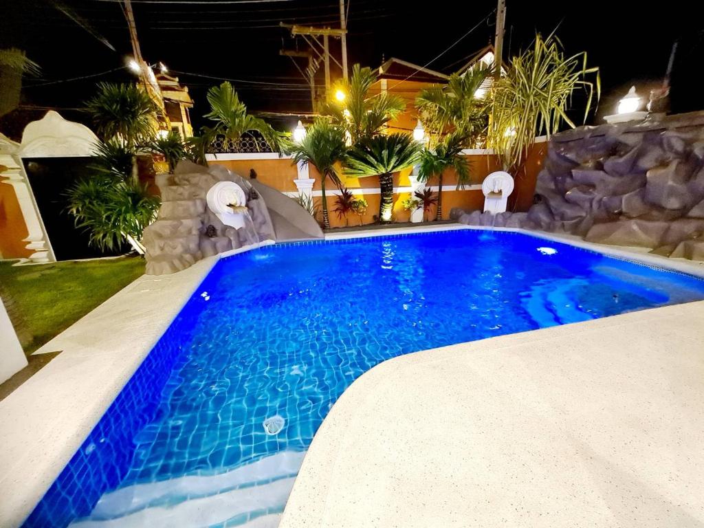 Bazén v ubytování IZZYLAND Luxury Pool Villa Pattaya Walking Street 5 Bedrooms nebo v jeho okolí