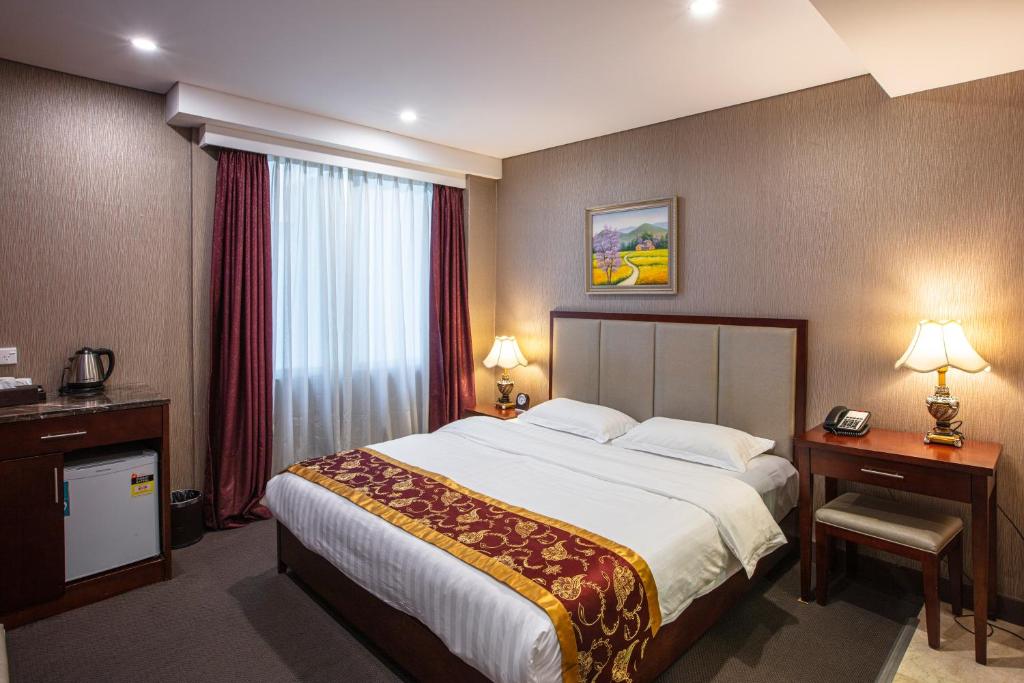 pokój hotelowy z dużym łóżkiem i oknem w obiekcie Megaboom City Hotel w mieście Sydney