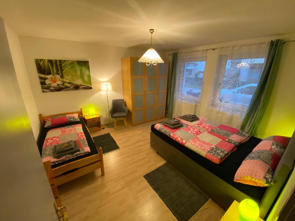 Habitación pequeña con 2 camas y ventana en Ferienwohnung Zusmarshausen, en Zusmarshausen