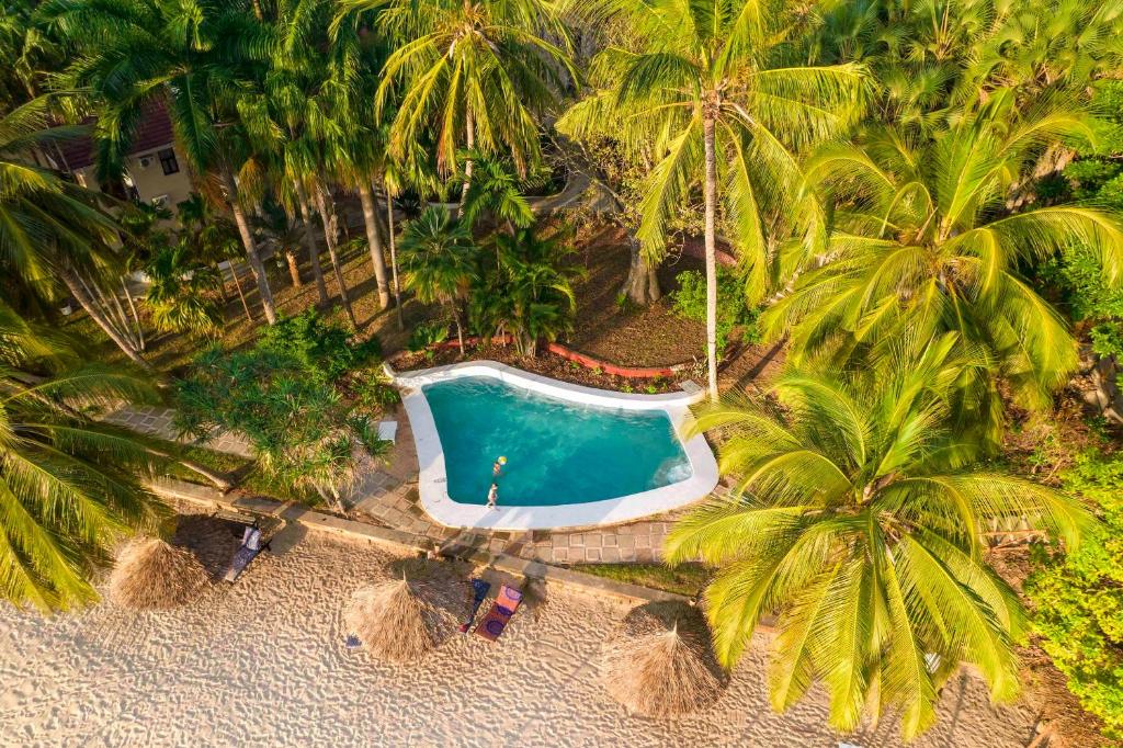 Utsikt mot bassenget på Mbweni Ruins & Gardens Previously Jungle Paradise eller i nærheten