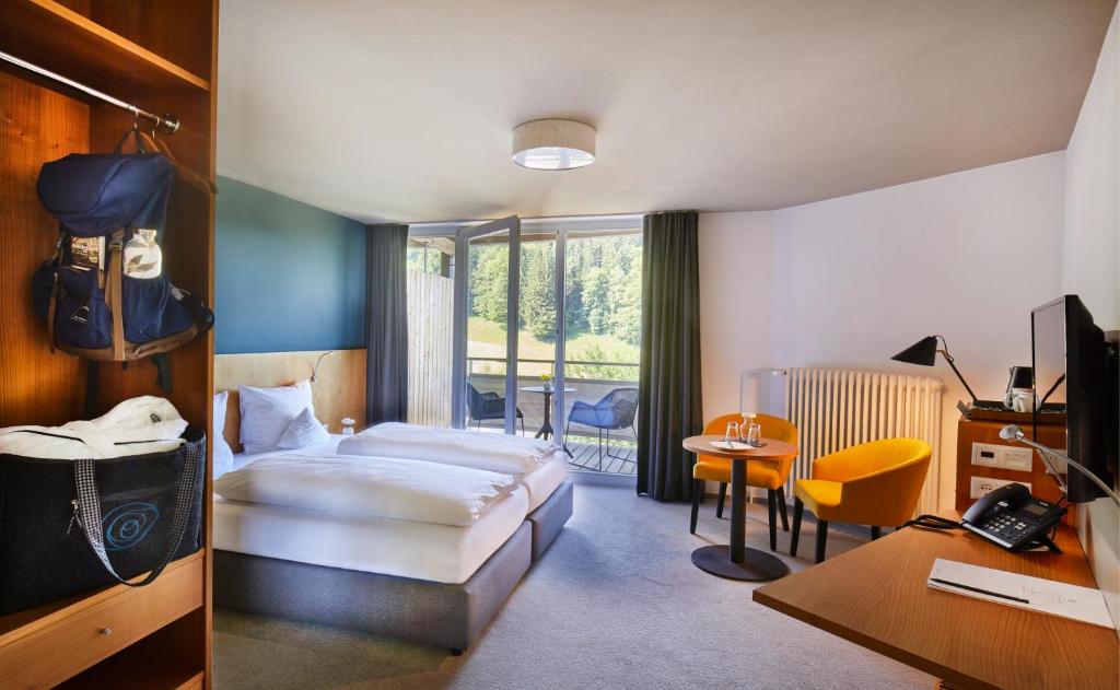 Postel nebo postele na pokoji v ubytování ElzLand Hotel Pfauen WELLNESS & SPA