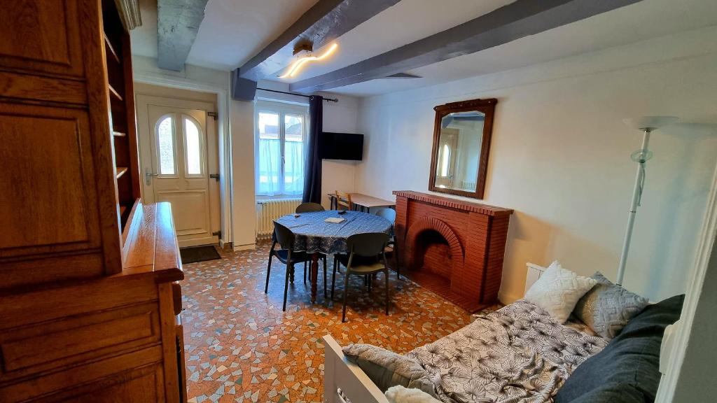 TV a/nebo společenská místnost v ubytování Le 3 Rue de Fontenay