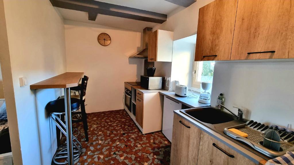 Kuchyň nebo kuchyňský kout v ubytování Le 3 Rue de Fontenay