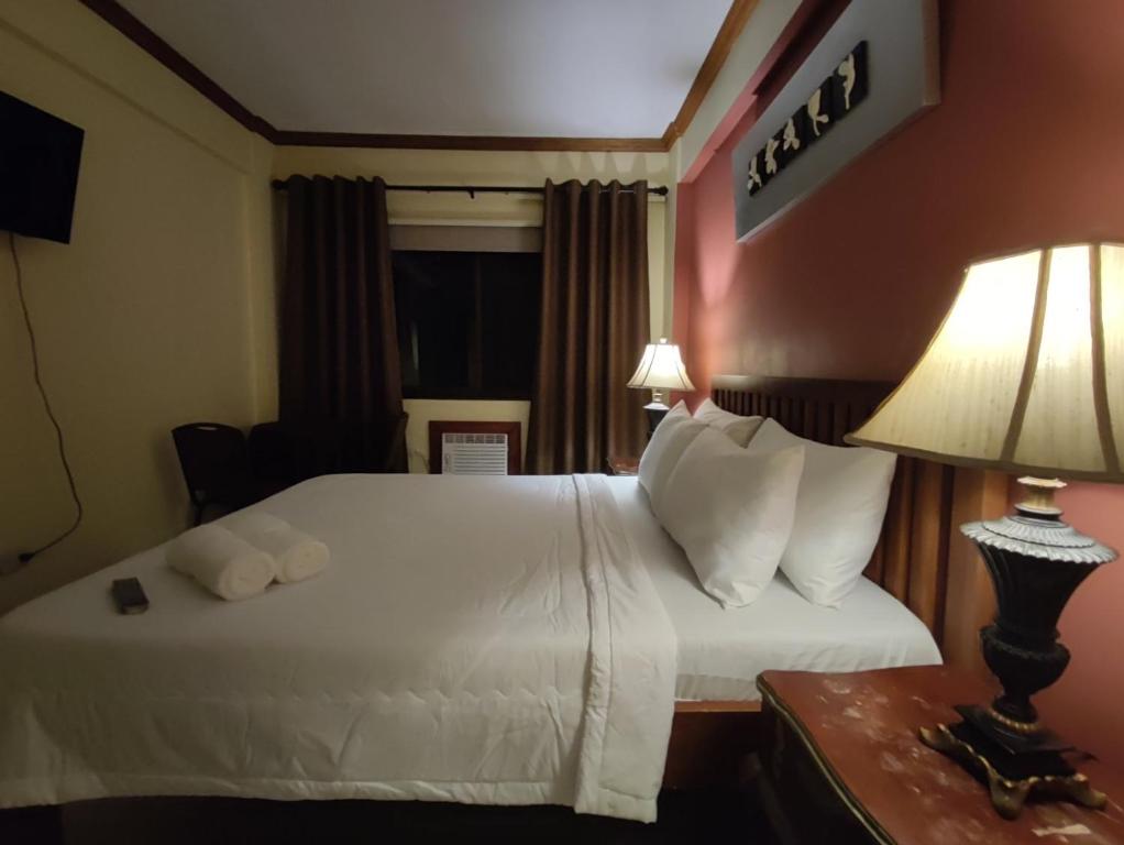 Postel nebo postele na pokoji v ubytování Spring Plaza Hotel