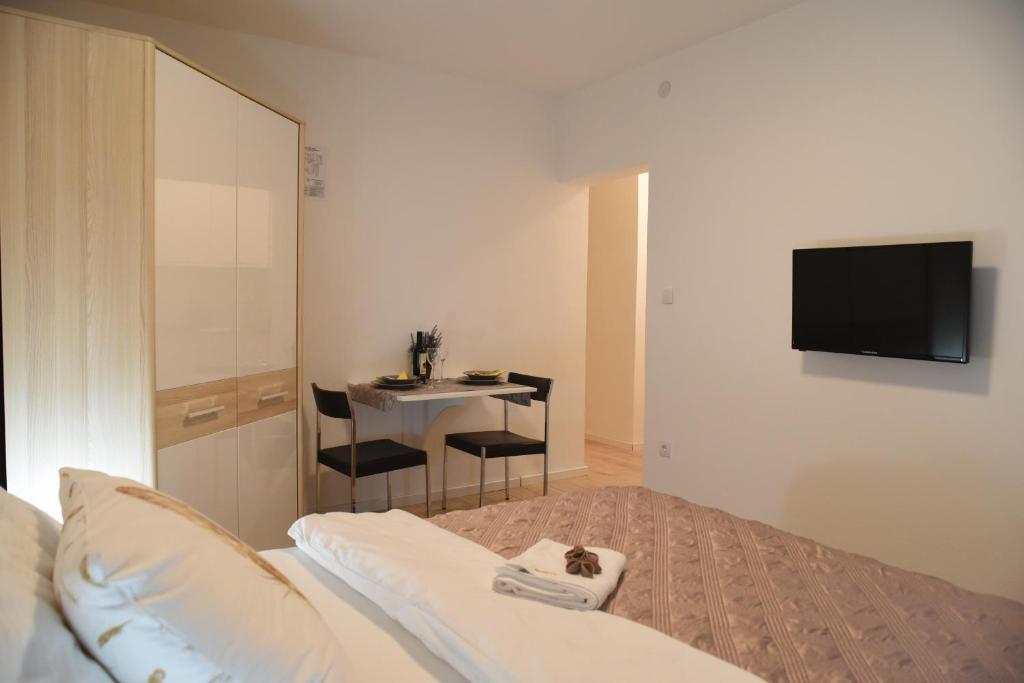 TV a/nebo společenská místnost v ubytování CIRIĆ APARTMANI