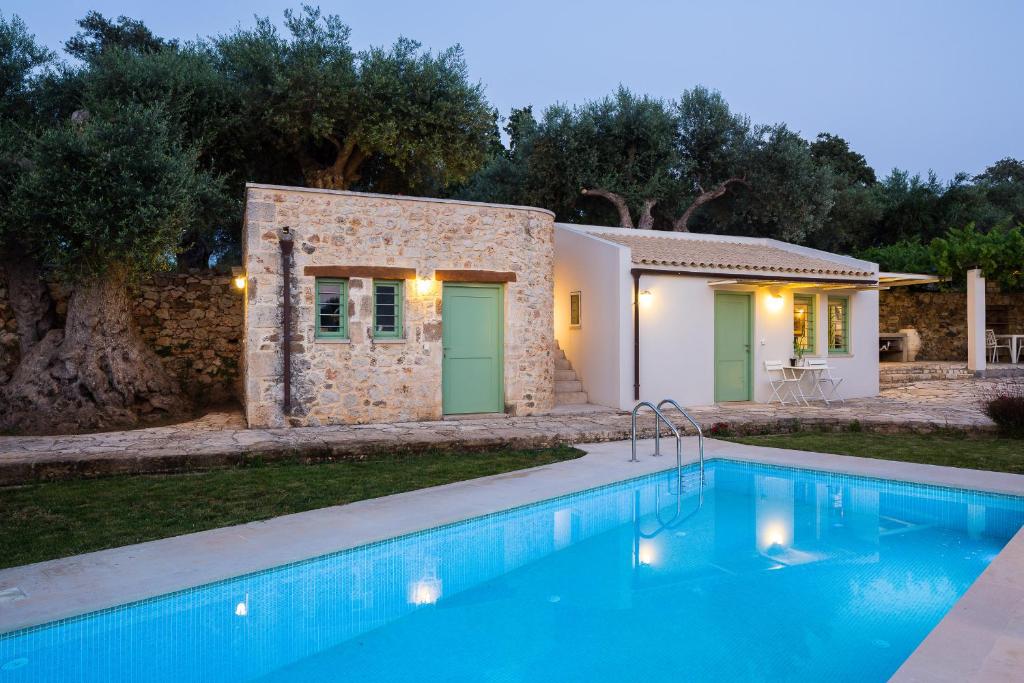 Basen w obiekcie Green Oasis Residence with Hot Tub lub w pobliżu