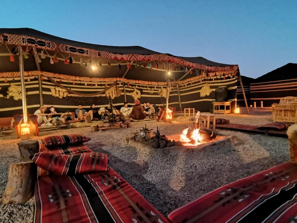 ein großes Zelt mit einer Feuerstelle in der Wüste in der Unterkunft WADI RUM STAR WARS CAMP in Wadi Rum