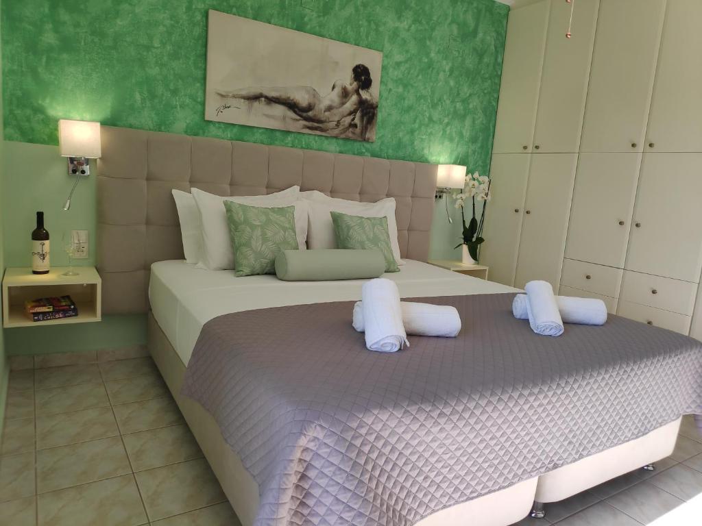 um quarto com uma cama grande e 2 almofadas em Colourful apartments (Green Lagoon) em Argostoli