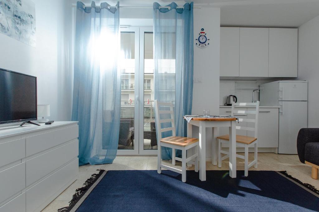 Kuchnia lub aneks kuchenny w obiekcie Resort Apartamenty Klifowa Rewal 71