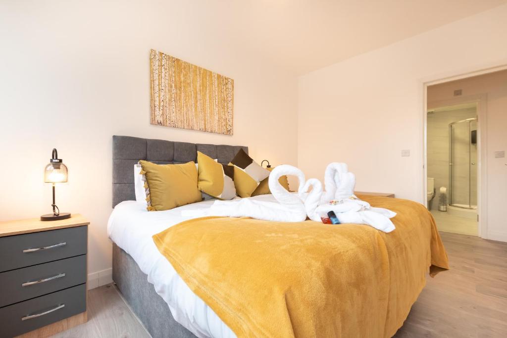 a bedroom with a large bed with towels on it at BEST PRICE - Superb Southampton City Apartments, Single Beds or King Size & Sofabed - AMAZING location close to MAYFLOWER THEATRE FREE PARKING in Southampton