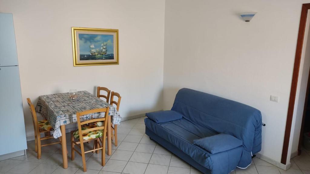 A seating area at Appartamento a La Caletta