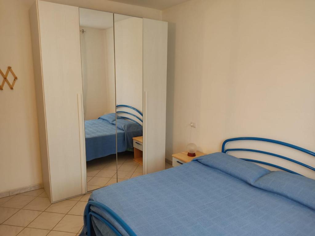 A bed or beds in a room at Appartamento a La Caletta