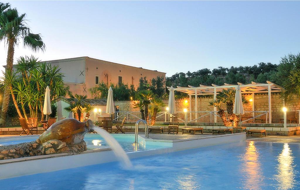 una piscina con fontana in un resort di Nice Apartment In San Giovanni Rotondo With Kitchen a San Giovanni Rotondo