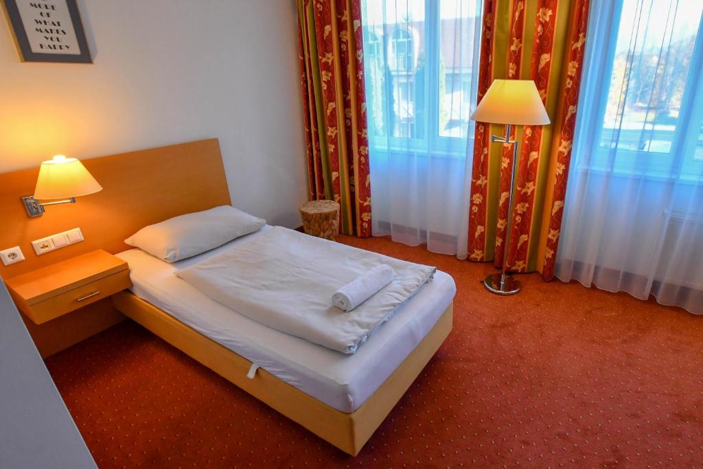 Postel nebo postele na pokoji v ubytování Motel55 - nettes Hotel mit Self Check-In in Villach, Warmbad
