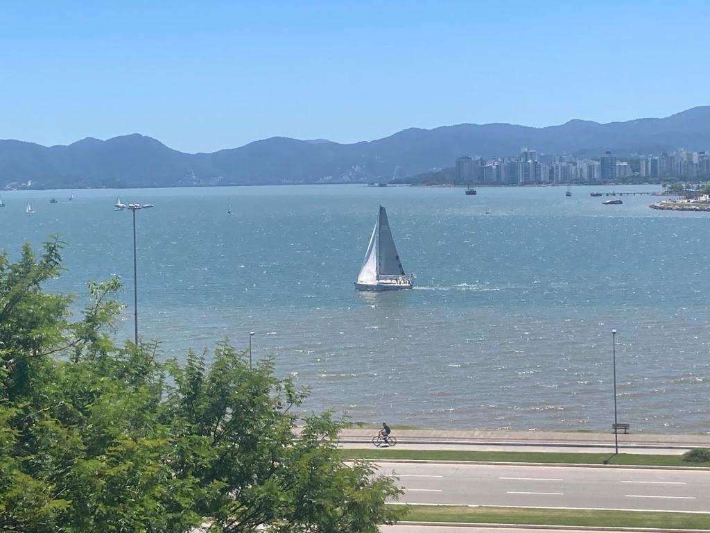un velero en un gran cuerpo de agua en Hotel de Carvalho, en Florianópolis