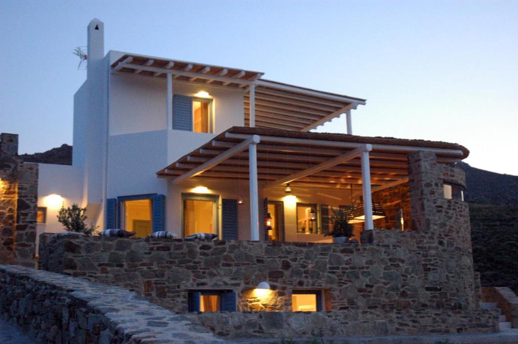 una casa en la parte superior de una pared de piedra en Chez Semiramis Aegean Pearl House for 8 persons 5'min from the beach, en Serifos Chora