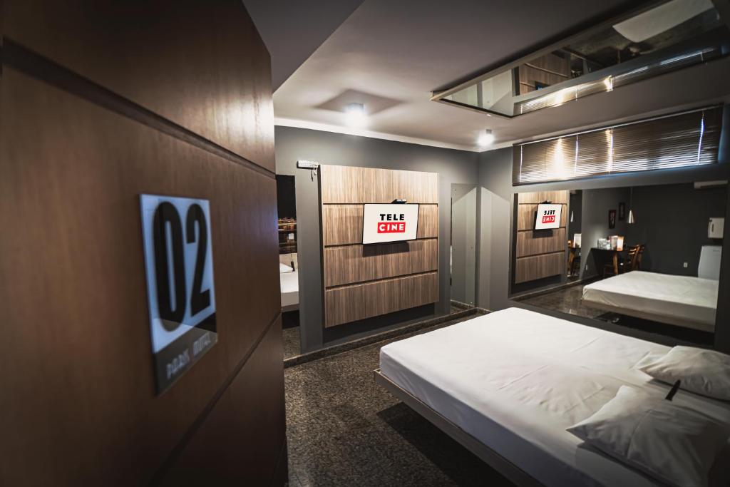 MatãoにあるParis Motelのベッドルーム1室(ベッド1台付)が備わります。
