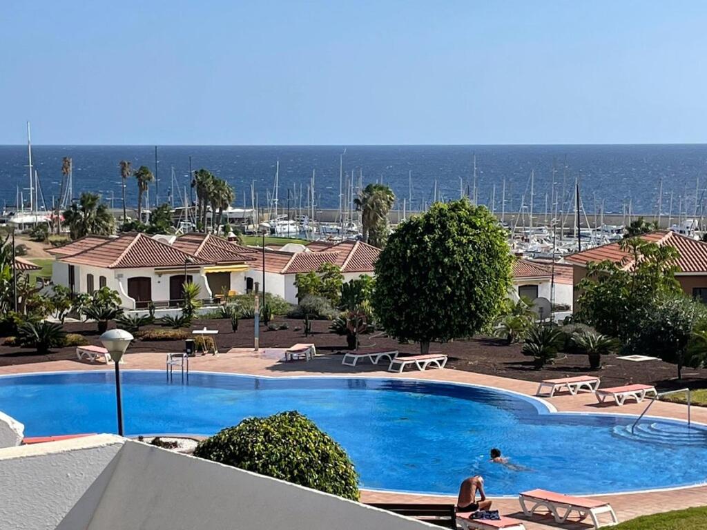 einen großen Pool mit Blick auf den Yachthafen in der Unterkunft DeLuxe Apt. 110qm+Terrasse 60qm Pool WIFI Golf Yachthafen in San Miguel de Abona