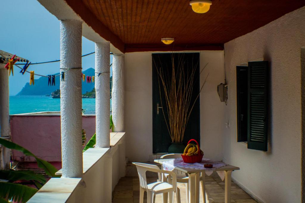 Balkón nebo terasa v ubytování Agathi Beach House (Black Rocks)