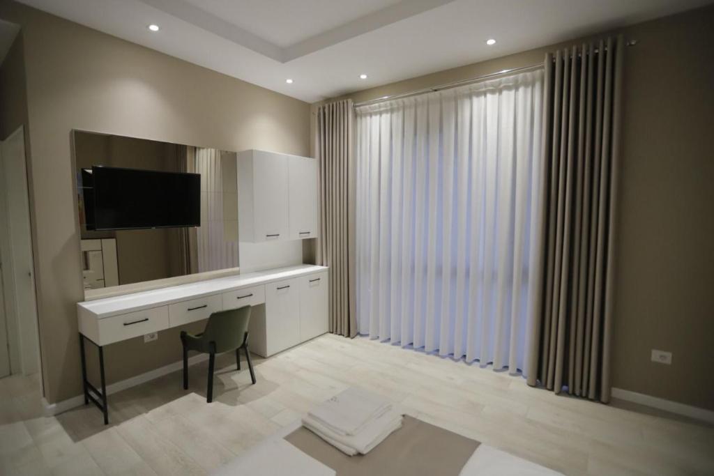 TV a/nebo společenská místnost v ubytování Admiral Hotel