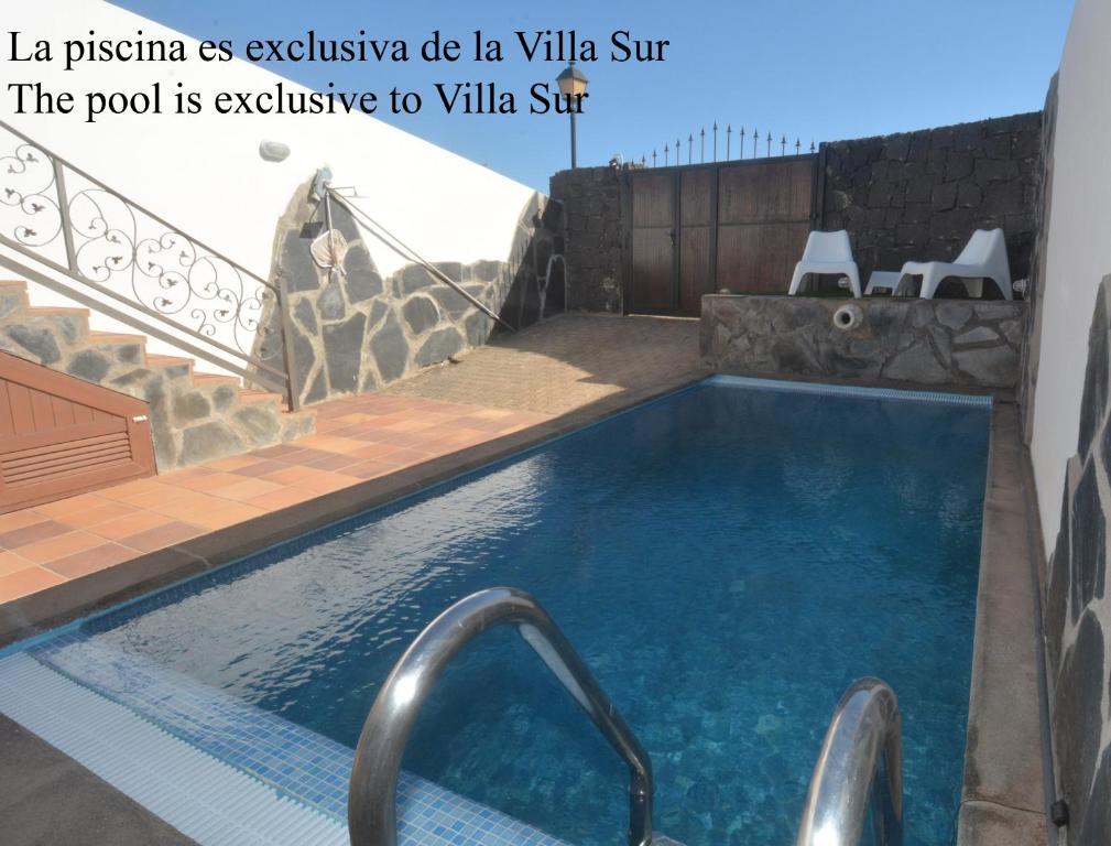 einen Pool in einer Villa mit einer Villa psi senses exklusiv dc la in der Unterkunft Far-Island Villa in Playa Blanca