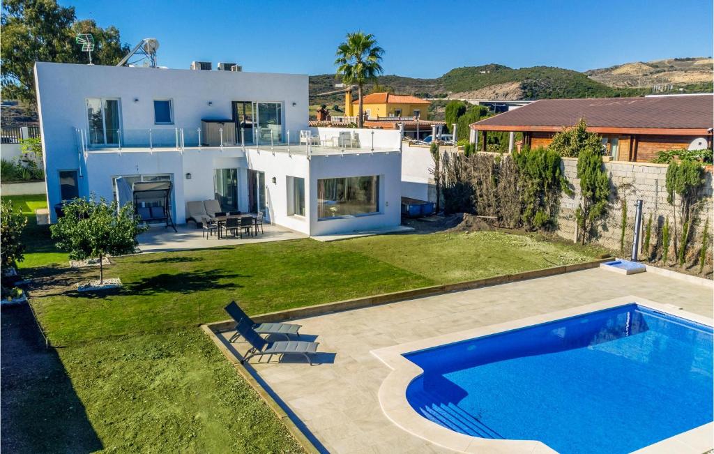 Piscina en o cerca de Beautiful home in Valle Romano-Estepona with 3 Bedrooms, Outdoor swimming pool and Swimming pool