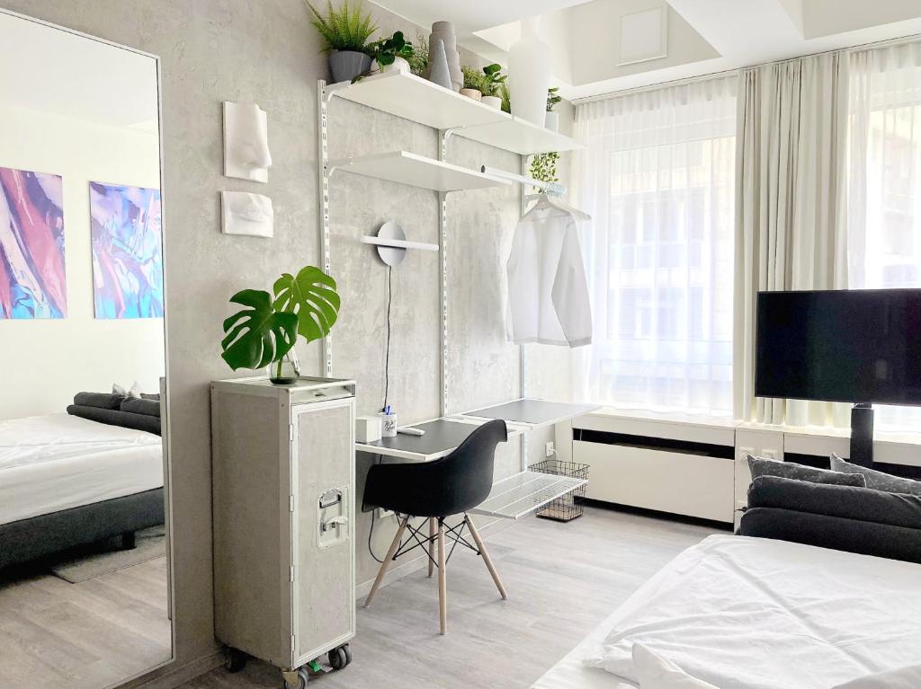 1 dormitorio con escritorio y 1 habitación con 1 cama en The Suite Cologne en Colonia