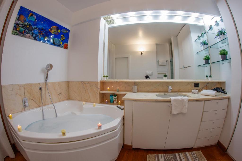 uma casa de banho com uma banheira, um lavatório e um espelho. em Bed and breakfast Venice Friends em Mestre