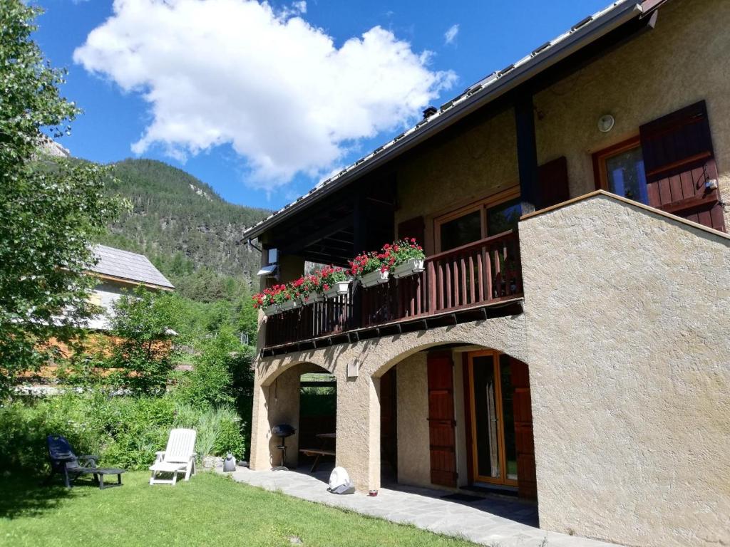 une maison avec un balcon fleuri dans l'établissement La Givrine, à Val-des-Prés