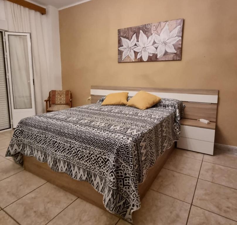 a bedroom with a bed with a black and white blanket at Casa Marta in Setenil