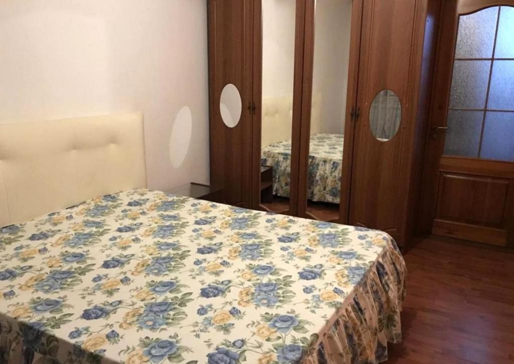 Appartement à louer à Marseille, divisé en 2 chambres, cuisine, 2 salles de bain, vestiaire.