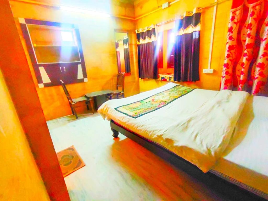 Postel nebo postele na pokoji v ubytování Hotel Fotiya jaisalmer