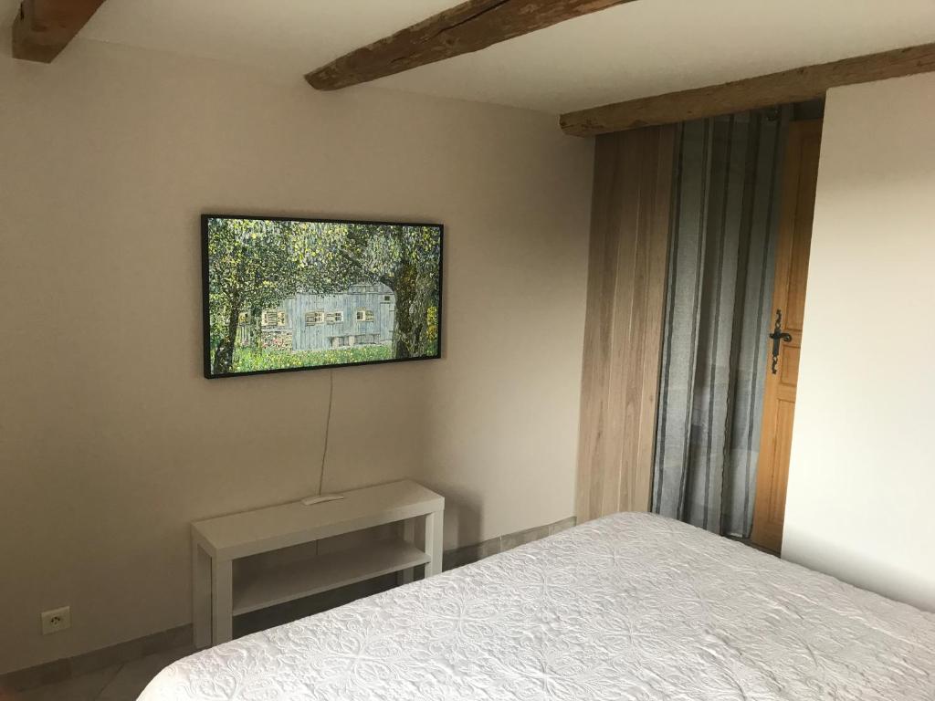 TV a/nebo společenská místnost v ubytování L'Ensoleillée