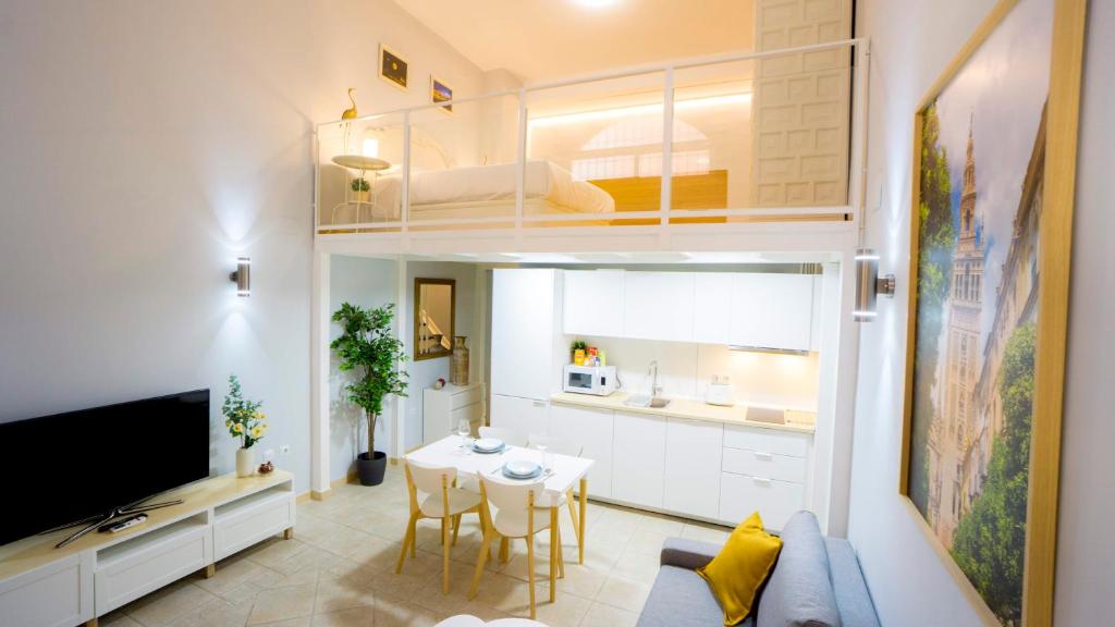 Piccolo appartamento con letto a soppalco e cucina. di RentalSevilla Sol y Pasión a Siviglia