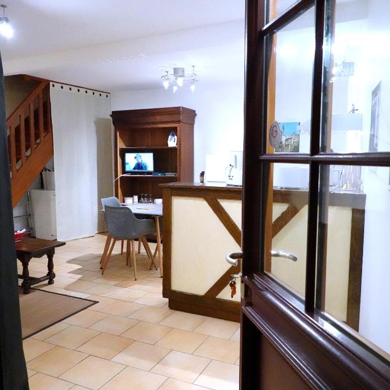 Cette chambre dispose d'une porte, d'une table et d'un bureau. dans l'établissement Appart' de la collégiale, à Bourbon-Lancy