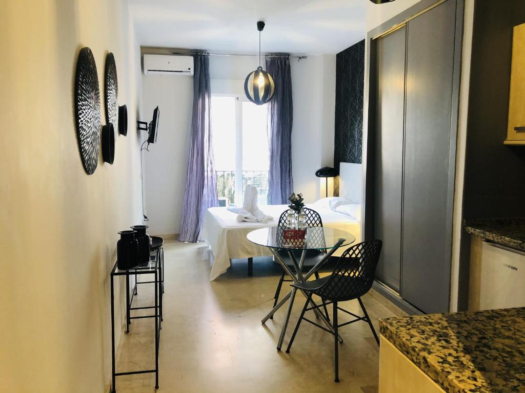 Posedenie v ubytovaní COZY STUDIO MALAGA CENTRO by AlohaMalaga