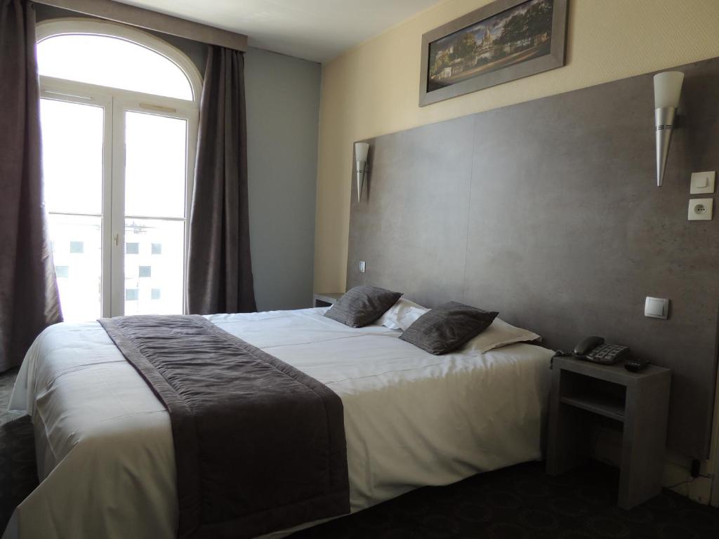 Cama o camas de una habitación en Hôtel Le Home Saint Louis