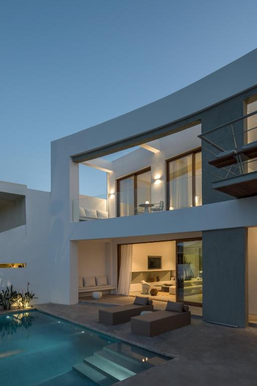 Bazén v ubytování Villa Mimaze Minimalist Living nebo v jeho okolí