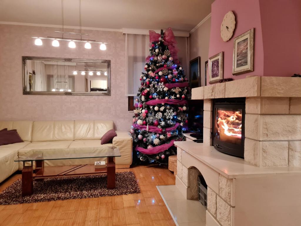 una sala de estar con un árbol de Navidad y una chimenea en Apartmani Lana, en Vlašić